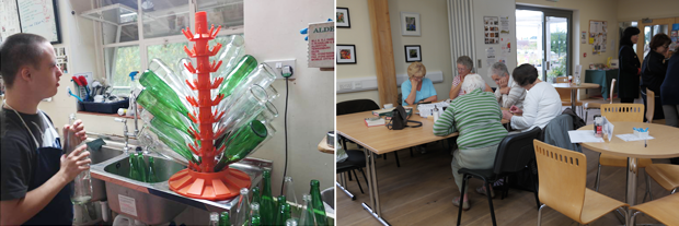 음료수를 만들기 위해 유리병을 세척하는 학생(왼쪽), 농가레스토랑에서 식사 후 담소를 나누는 지역주민들(오른쪽)