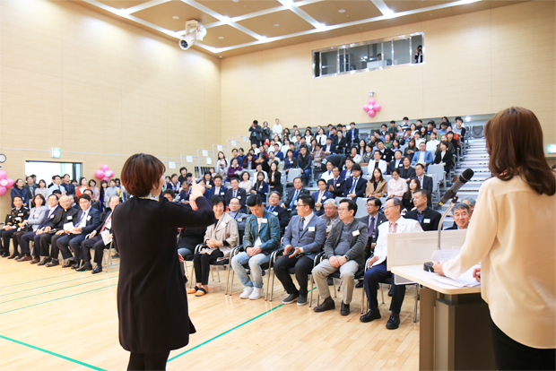 병원 개원 1주년 기념식을 가득 채운 기부자와 관계자, 장애어린이·가족들.