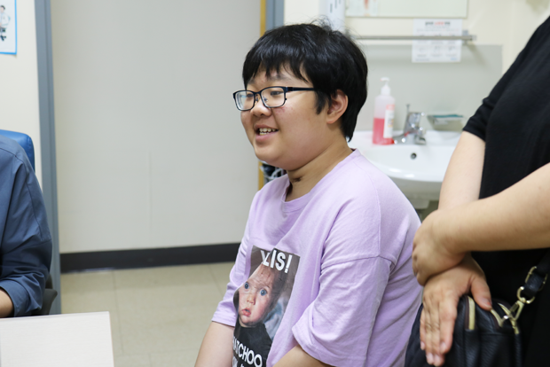 병원 검진을 받고서 활짝 웃고 있는 승재