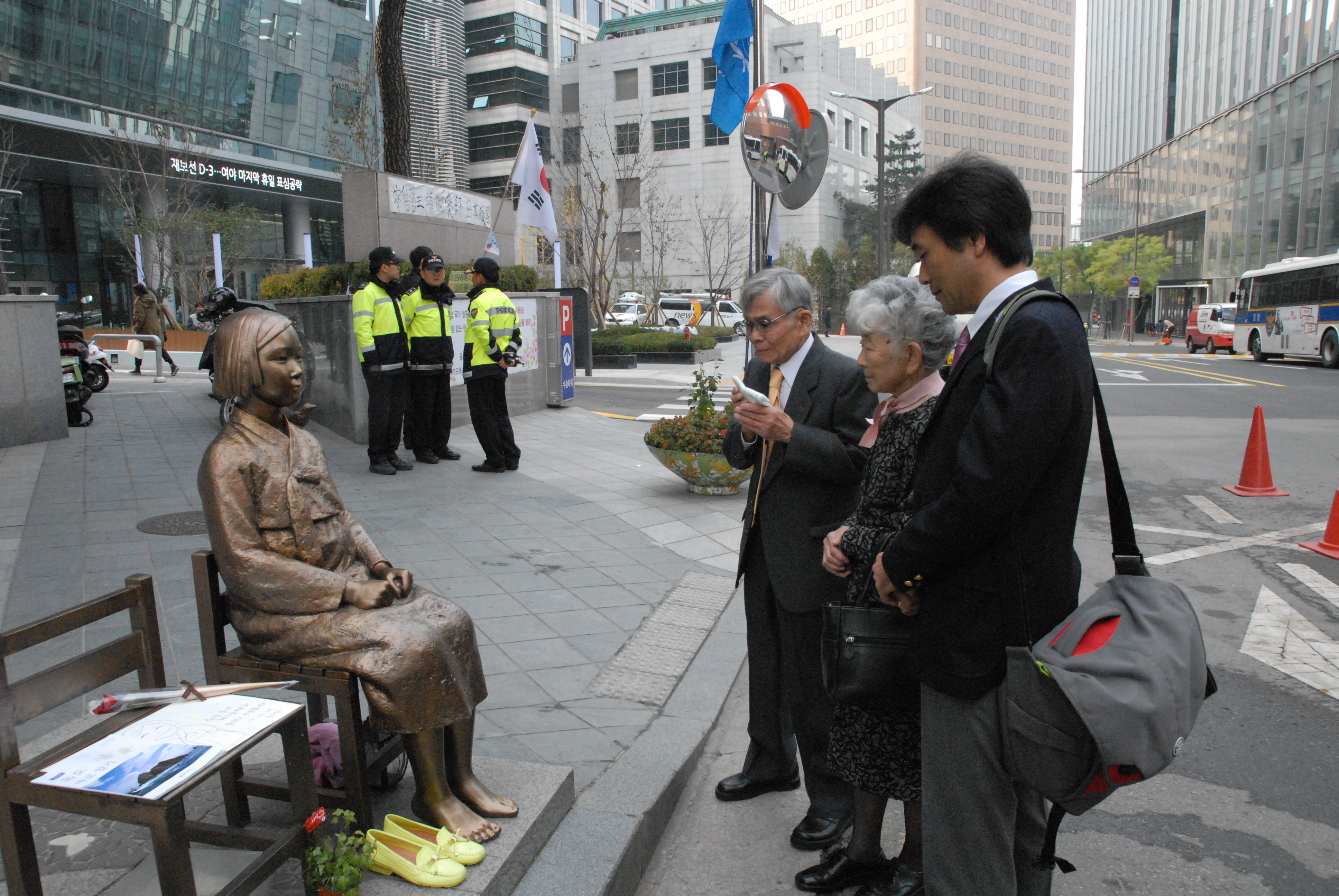 ▲ 일본의 진정한 반성만이 사죄하는 길이라고 말하는 노무라 할아버지. 과거 역사를 용기있게 알려나가는 그의 행동에 일본 우익단체도 그를 막지 못합니다.