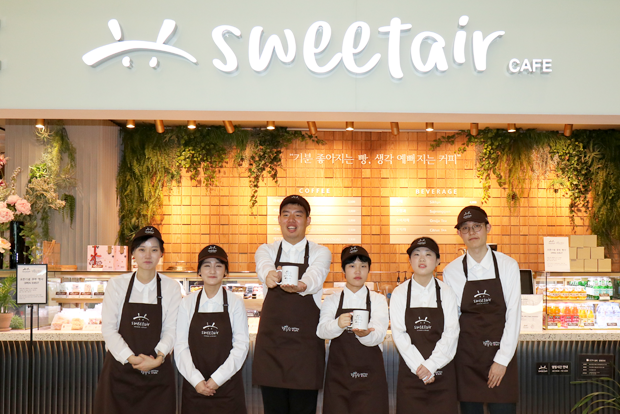 인천공항 행복한베이커리&카페 매장의 장애인 바리스타와 비장애인 직원들