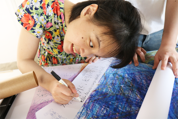 관람객에게 사인과 함께 “괜찮아, 잘 될 거야. 이제 다시 시작”이라고 써준 혜정 씨