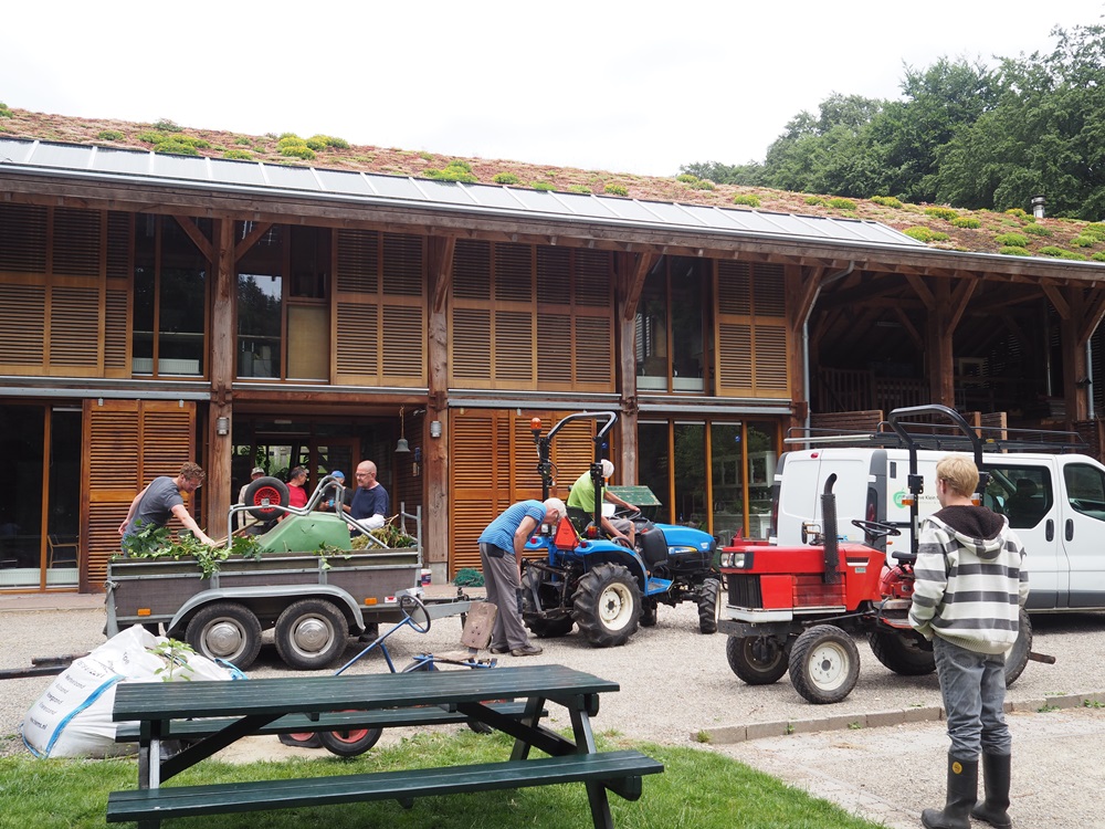 들판에서 오전 일과를 마치고 돌아온 사람들