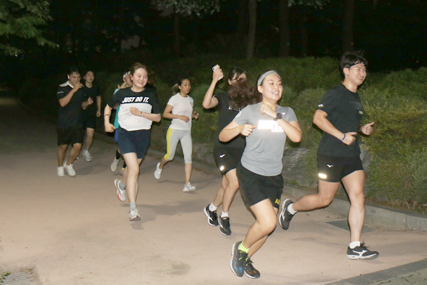 힘찬 구호를 외치며 달리고 있는 MRTK