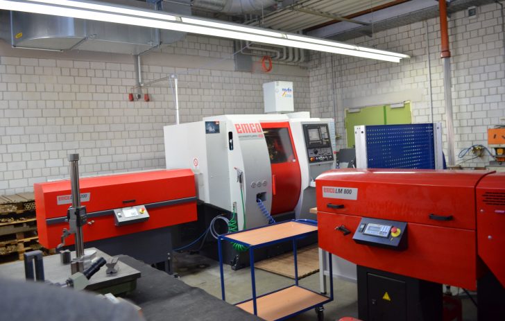 ▲ 자동차에 들어가는 부품을 생산하는 금형기계. 카리타스 작업장에는 비싼 설비에 대한 투자도 아낌없이 이루어지고 있었다.