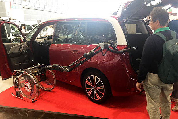 휠체어를 손쉽게 자동차에 수납할 수 있는 차량용 보조기기