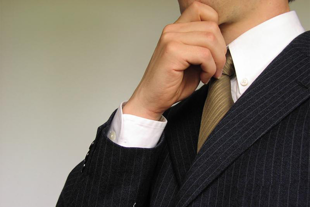 넥타이를 매고 정장을 입은 남자