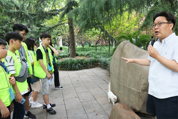 훙커우공원에서 윤봉길 의거의 의미를 설명하고 있는 서경덕 교수