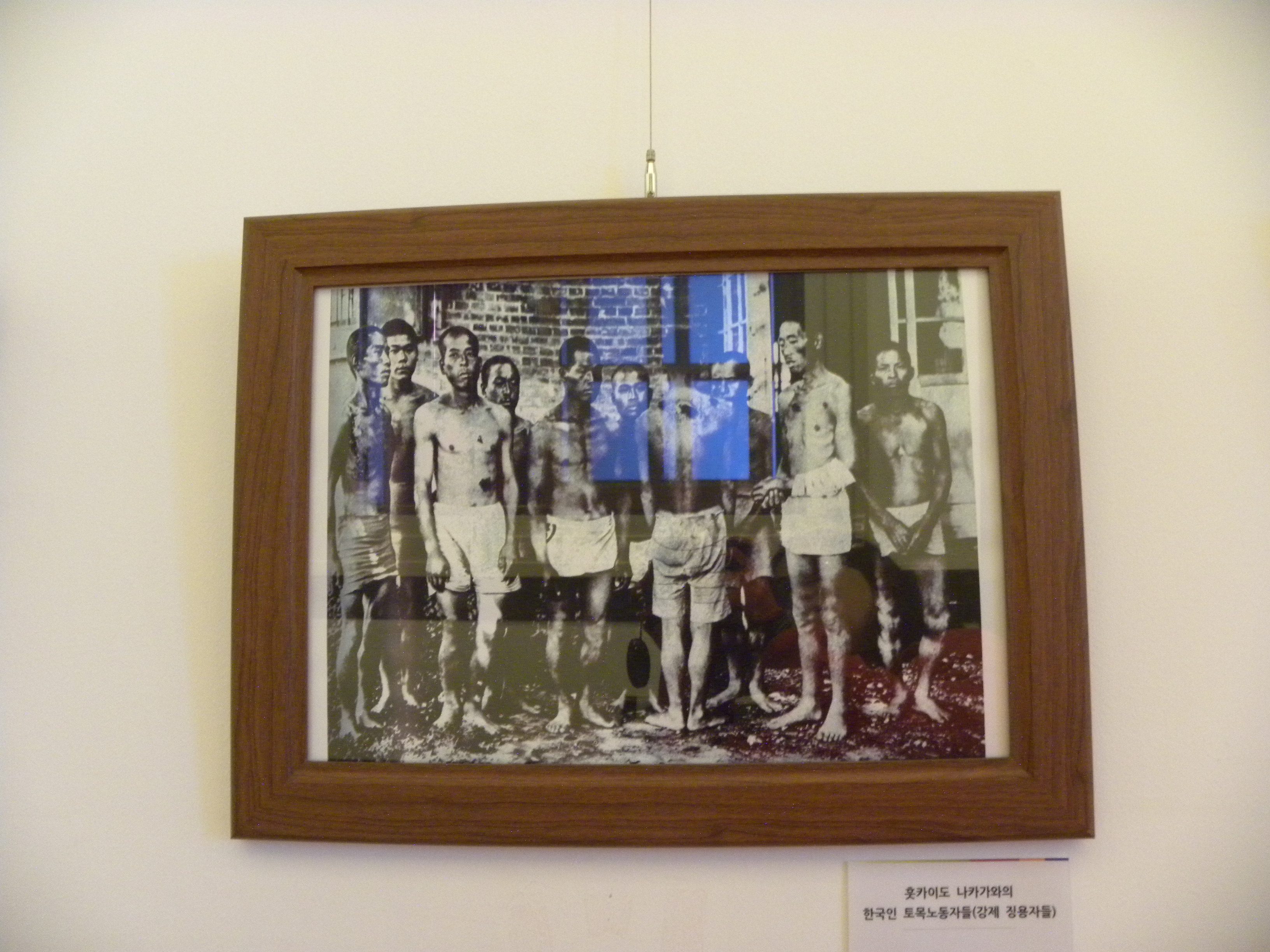 ▲ 강제 징용된 한국인 토목 노동자들의 모습을 볼 수 있다.