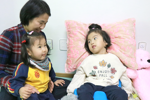 곁에서 늘 아라를 응원하는 엄마와 동생 아름이