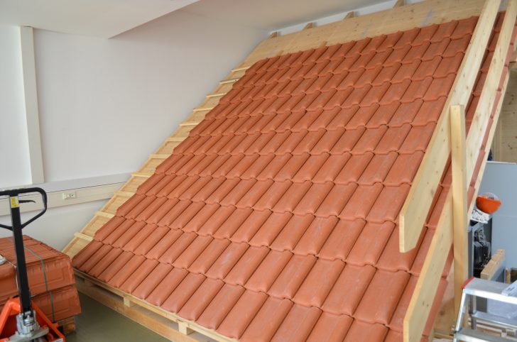 ▲ 실제 지붕처럼 가파른 높이에서 기와를 설치해볼 수 있는 환경