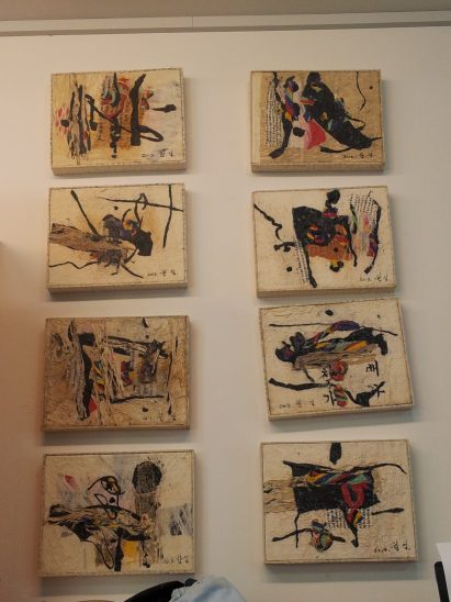 ▲ 함섭 선생님은 한지에 물감을 칠하는 대신 한지 색 그대로 작품을 만든다.