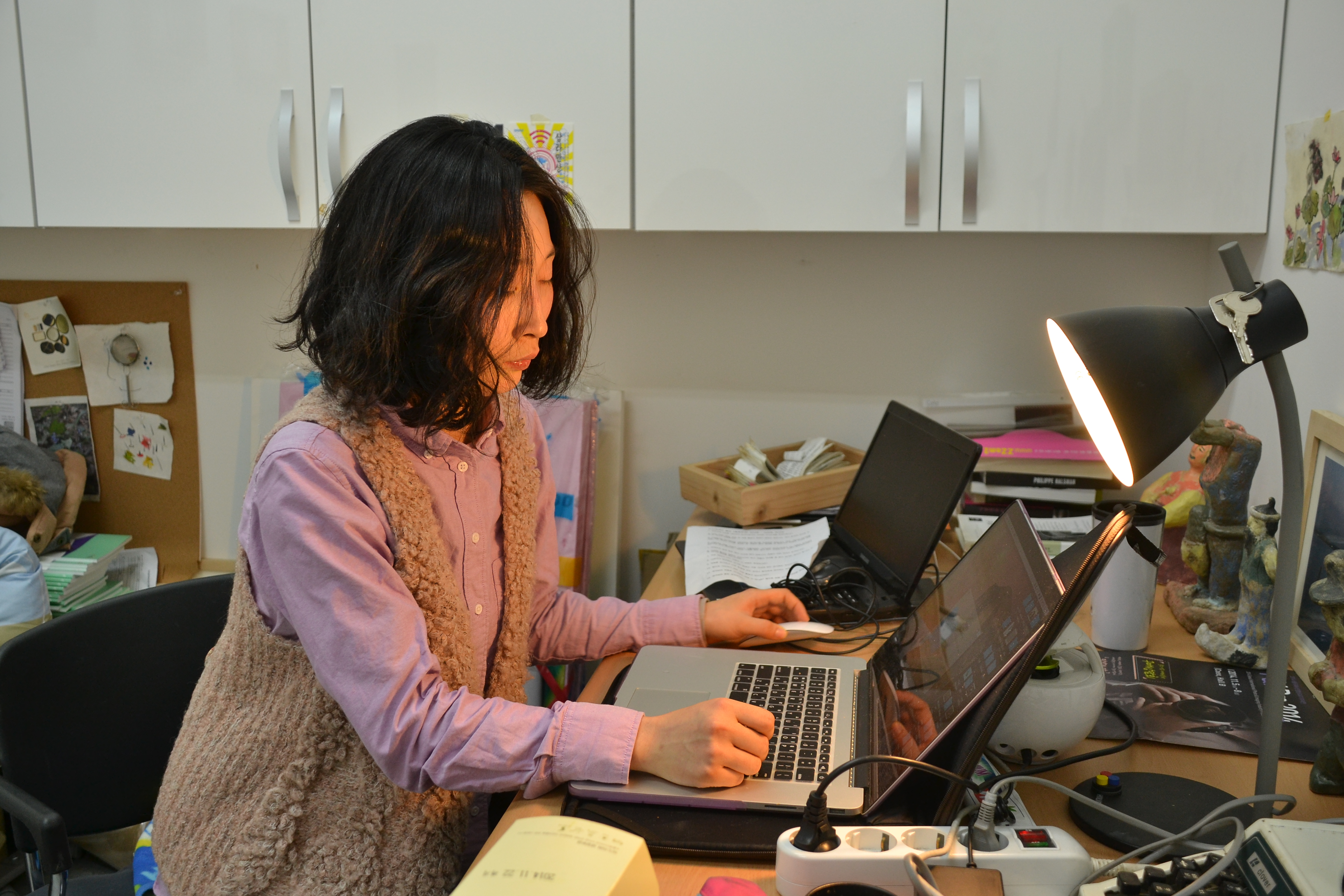 ▲ 매일같이 음악을 들으며 떠오른 느낌을 노트에 담고 있다.