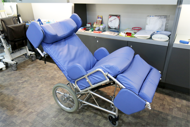 뒤로 젖혀 누울 수 있는 휠체어