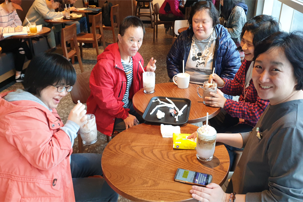 스타벅스에서 음료를 직접 주문해서 마셔보는 이용자들(푸르메아카데미 제공)