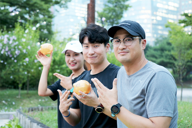 이진형 대표와 MRTK 창단부터 함께해온 김일곤 씨(오른쪽)와 김희은 씨