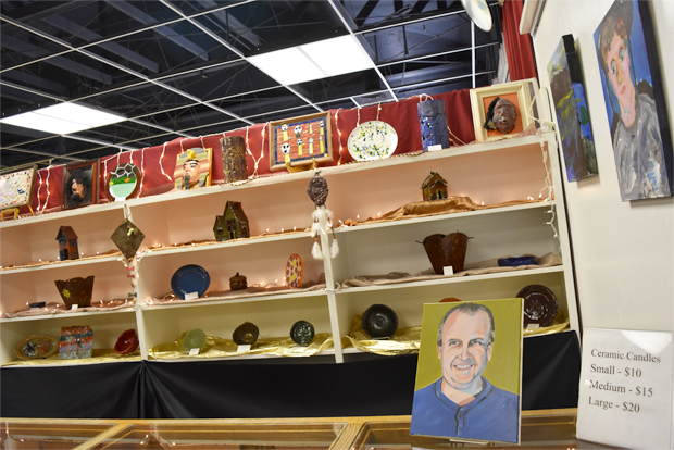 다양한 작품들이 전시된 갤러리.