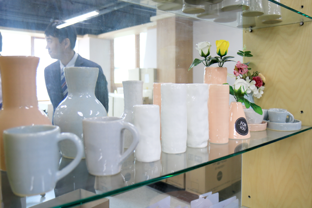 뇌성마비 장애인들의 손에서 탄생한 화병, 컵, 그릇 등 도예 작품.