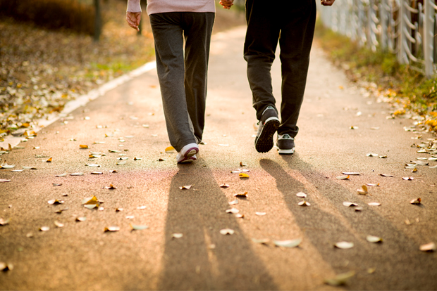 손 잡고 걸어가는 부부