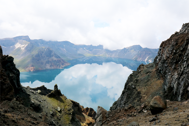 하늘과 맞닿은 백두산 천지의 아름다운 절경