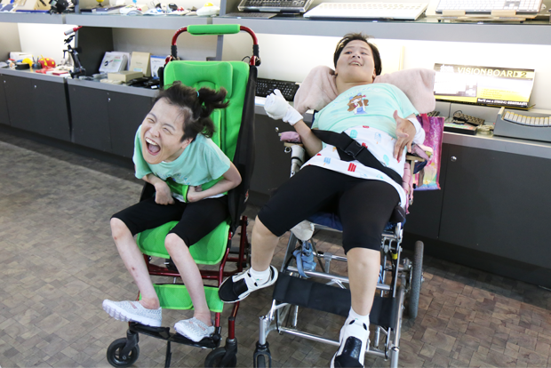 보조기기를 지원받은 이은정 씨와 이보희 씨(왼쪽부터)