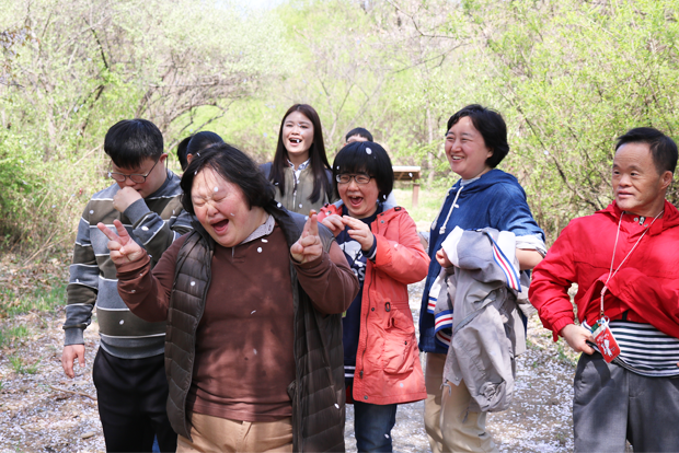 길동생태공원을 걸으며 비처럼 쏟아지는 벚꽃을 만끽하는 이용자들