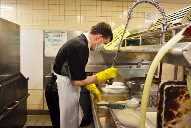 메리어트 호텔 주방에서 일하고 있는 장애인 근로자