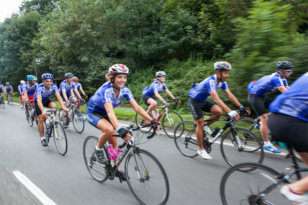롭 건틀렛을 기리기 위한 기부 캠페인을 펼치는 원마일클로저 팀