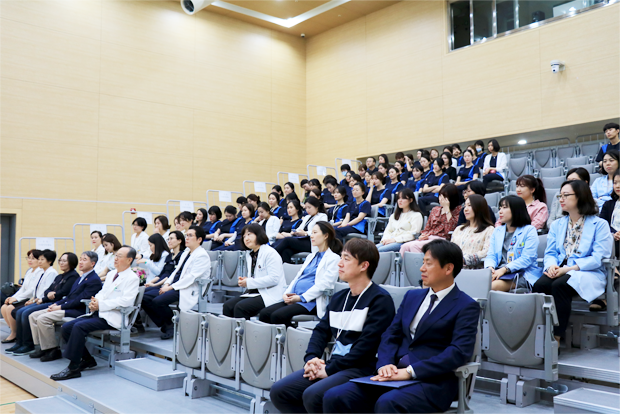 병원 개원2주년 기념식에 참석한 임직원들