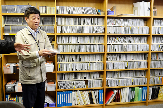 ▲ 점자문고를 관리하는 직원이 CD 형태의 데이지 도서에 대해 설명하고 있다. 초기에 보유하고 있던 점자도서는 207점이었으나 현재는 점자로 변환된 도서와 녹음도서 1만 점을 소장하고 있다.