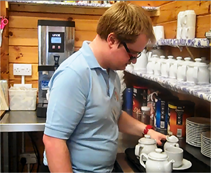 카페 이용주민을 위해 커피를 만드는 학생