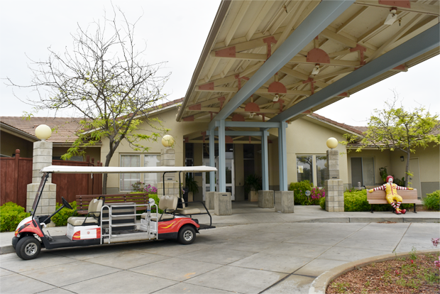 병원 본관을 오가는 순환버스와 맥도날드 인형이 있는 가족호텔 입구