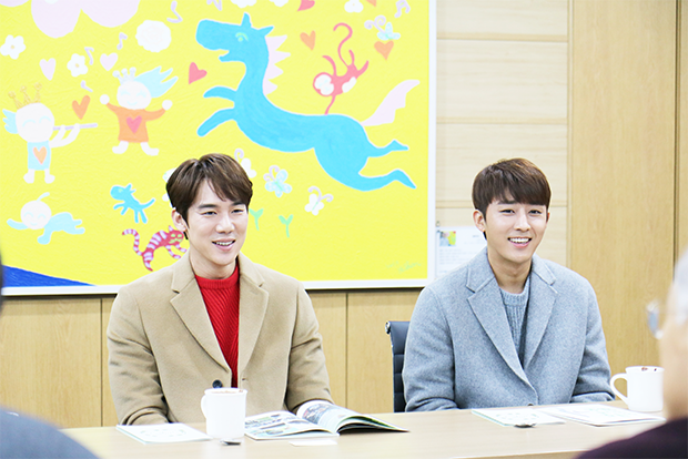 장애어린이가 꾸준한 재활치료로 한 걸음 내딛을 수 있도록 희망을 선물한 유연석 님과 손호준 님