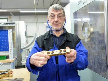 ▲ 기계부품 공정에서 자신이 생산한 생산품을 들고 있는 로벤트 베르빅(Robent Berbig)씨. 24년간 일했다는 로벤트 베르빅 씨는 상당한 프로 직업인임을 느낄 수 있다.