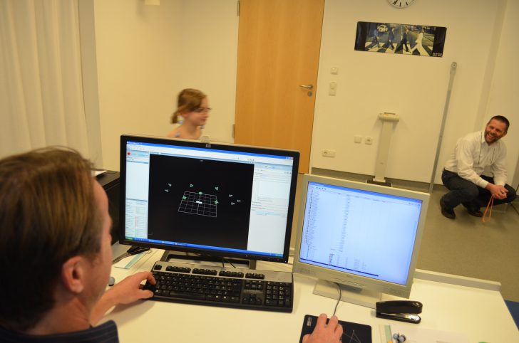  ▲ 장애어린이의 움직임을 분석해 관절, 뼈 등에서 이상징후를 발견하는 데 유용한 바이컨 시스템을 사용하는 모습. 첨단 장비를 통해 장애의 정도를 파악해 분석의 지표로 활용하고 있다.