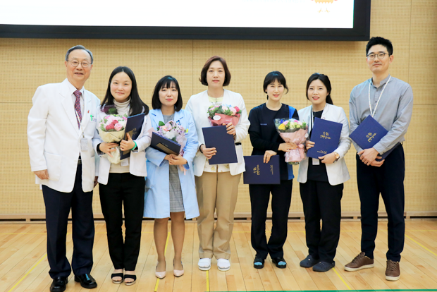 병원을 위해 헌신적으로 일한 우수 직원 표창자