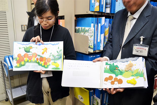 ▲ 관계자가 원본 그림책이 촉각 그림책에서는 어떻게 표현되었는지 보여주고 있다.