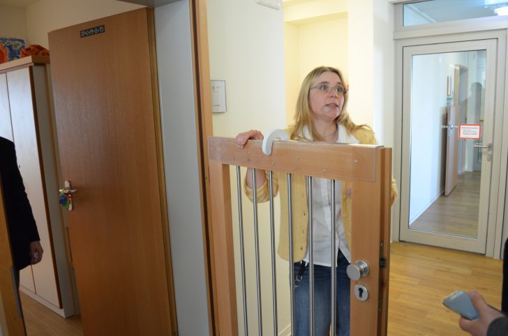 ▲ 난간을 잡고 오르거나 벽에 걸쳐 있기를 좋아하는 장애인의 근력 운동을 지지해 주기 위해 추가적으로 설치한 문