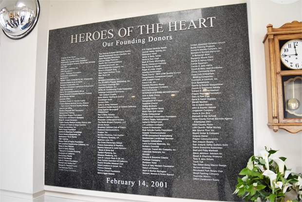 로날드 맥도날드 하우스 입구에 자리한 기부벽