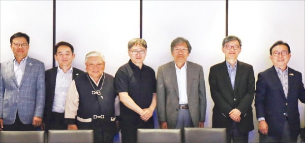 박점식 천지세무법인 회장(오른쪽 첫 번째), 박태규 푸르메재단 공동대표(두 번째), 이일영 넥슨어린이재활병원 원장(다섯 번째), 배문찬 이피코리아 대표(여섯 번째) 등이 기념사진을 찍고 있다.