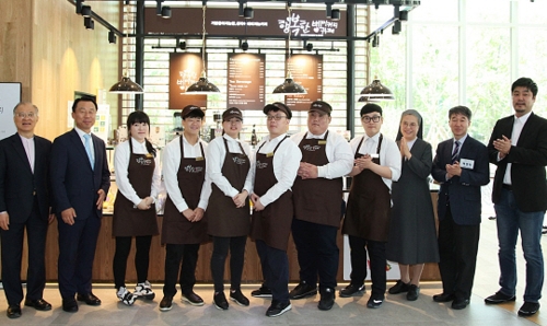 서울 마포구 푸르메재단 넥슨어린이재활병원에 문을 연 행복한베이커리&카페 5호점 