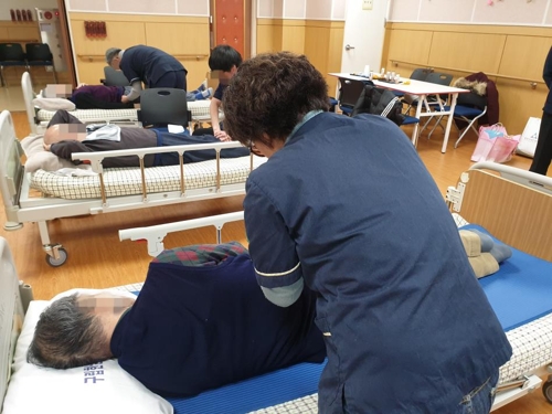 지난달 29일 서울 용산구 구립한남데이케어센터에서 안마 봉사활동 중인 시각장애인. [촬영 김다혜]