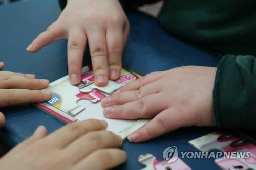 연수(가명·12)양이 재활 치료를 받는 모습 [푸르메재단 제공]