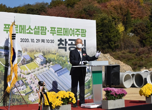 착공식에 참석한 행사 관계자들에게 감사인사를 전하는 강지원 푸르메재단 이사장. 