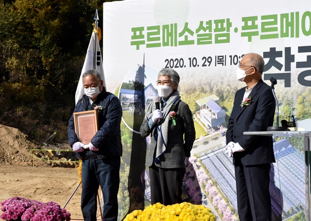 행사장 모두의 눈시울을 붉힌 장춘순 씨(가운데)와 남편 이상훈 씨(왼쪽), 강지원 푸르메재단 이사장.