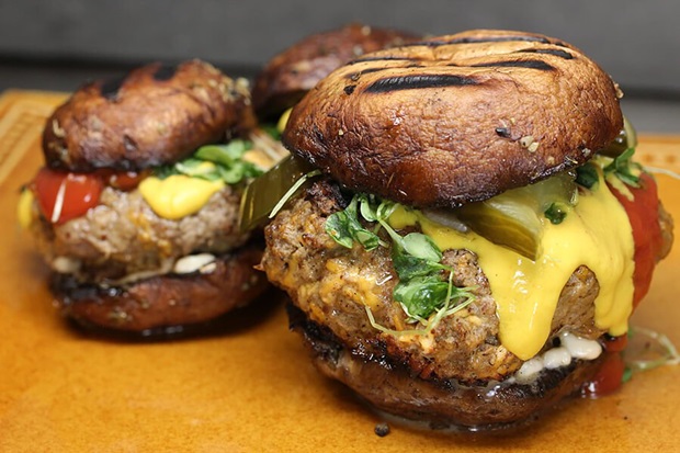빵 대신 포타벨라 버섯으로 만든 글루텐 걱정 없는 햄버거.