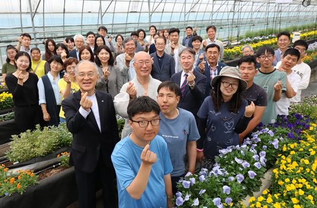 푸르메스마트팜 서울농원의 미래가 꽃처럼 만개하기를 기대해본다.