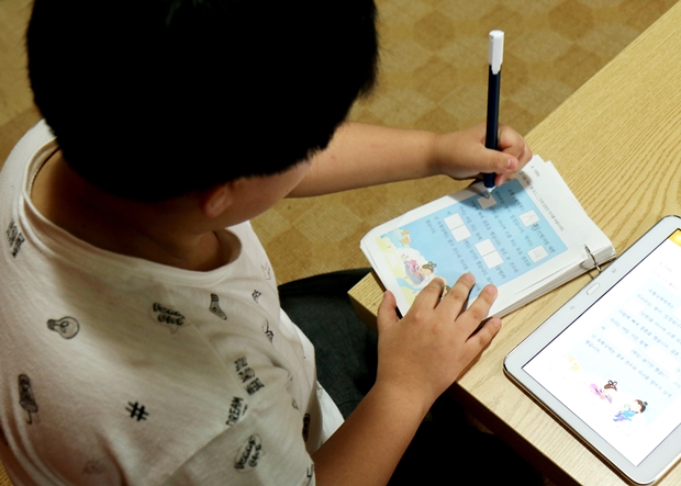 교육비 지원으로 각 과목을 학습지로 공부하는 예람이