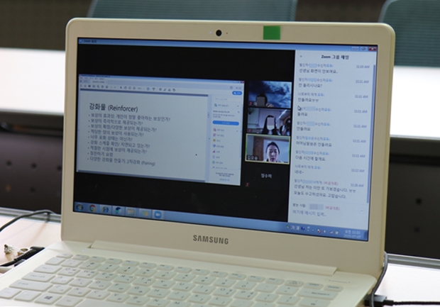 화면 속에서 얼굴을 맞댄 김오송 전문가와 부모들 