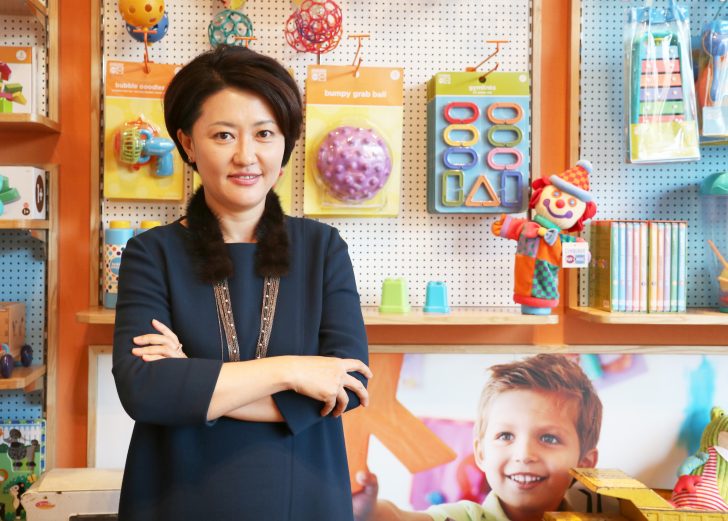 ▲ 최아영 한국짐보리(주)짐월드 부사장이 짐보리 쇼룸에서 미소짓고 있다.